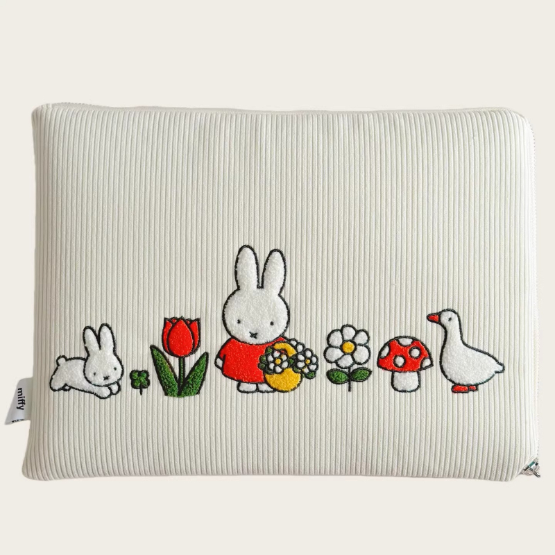 Embroidery Rabbit - Bolsa para Computadora con Diseño de